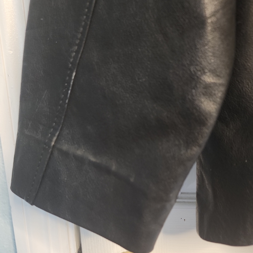 Men's Sleek Black Leather Jacket - Picture 9 of 13